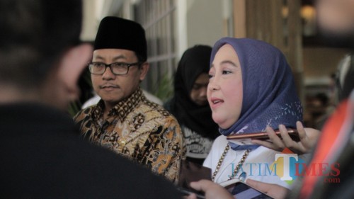 Direktur Informasi dan Komunikasi Perekonomian dan Maritim Kemenkominfo Septriana Tangkary bersama Wali Kota Malang Sutiaji. (Foto: Dokumen MalangTIMES)
