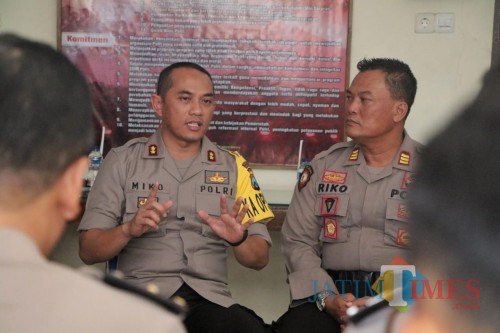 Kapolresta Kediri AKBP Miko Indrayana saat mengunjungi Polsek Grogol. (eko Arif s /JatimTimes)