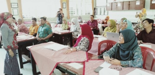 Kepala Dinas Pendidikan Kota Malang Dra Zubaidah MM saat memberi sambutan dalam Sosialisasi Pendampingan dan Pengimbasan Program SPMI. (Foto: Humas)
