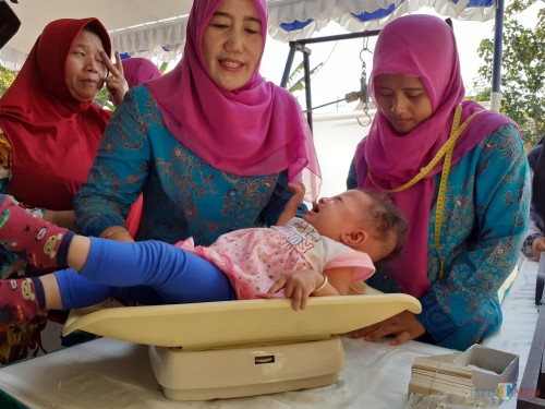 Salah satu balita yang mengikuti pemeriksaan tubuh di Taman Posyandu Kelurahan Bakalankrajan Kecamatan Sukun (Arifina Cahyanti Firdausi/MalangTIMES)