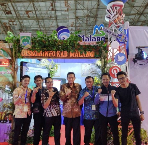 Plt Kepala Diskominfo Kabupaten Malang, Ferry Hari Agung (tengah batik coklat) saat mengikuti Jatim Kominfo Festival 2019 (Foto : Diskominfo Kabupaten Malang for MalangTIMES)