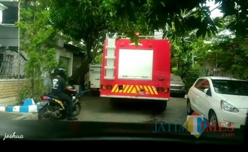 Pengendara motor yang terpantau mengganggu laju mobil damkar