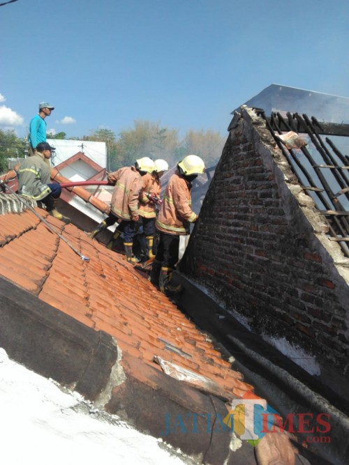 Petugas pemadam kebakaran saat berupaya memadamkan api. (Foto : PPBK Kabupaten Malang for MalangTIMES)