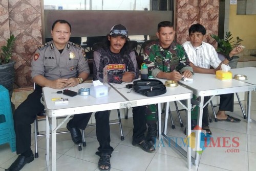 Ali Ridho (bertopi) bersama anggota Polsek dan Koramil Yosowilangun berangkat ke Surabaya untuk menjemput Aditya (Foto : Moch. R. Abdul Fatah / Jatim TIMES)