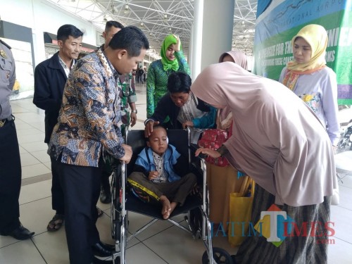 Bupati Lumajang H. Thoriqul Haq dan Wabup Ir. Indah Amperawati ketika menyambut kedatangan Aditya di Bandara (Foto : Moch. R. Abdul Fatah / Jatim TIMES)
