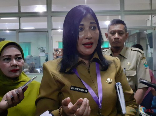 Kepala Disbudpar Kota Malang, Ida Ayu Made Wahyuni (tengah) (Arifina Cahyanti Firdausi/MalangTIMES)