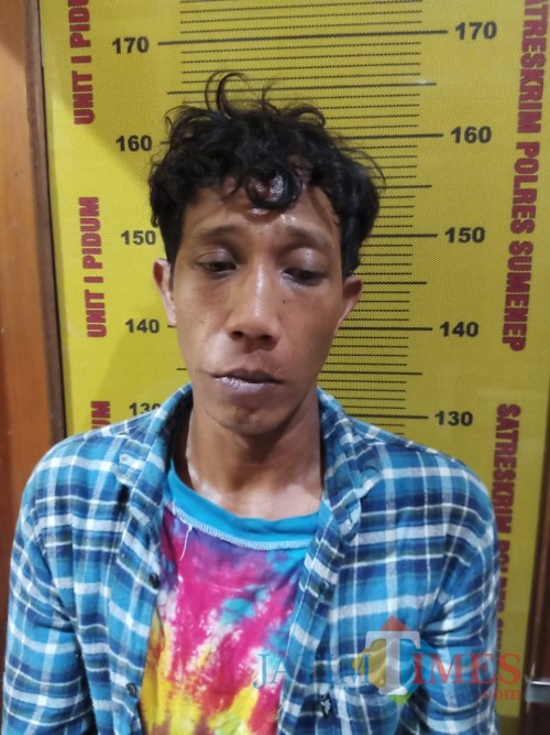 Pelaku saat diamankan di Mapolres Sumenep.