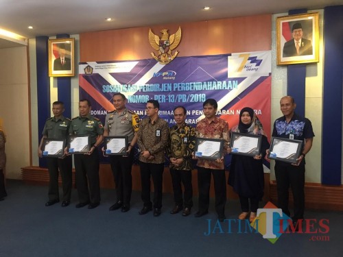 Pemberian apresiasi Piagam PRISMA bagi satuan kerja dengan kinerja terbaik di wilayah KPPN Malang. (Foto: Dokumen MalangTIMES)