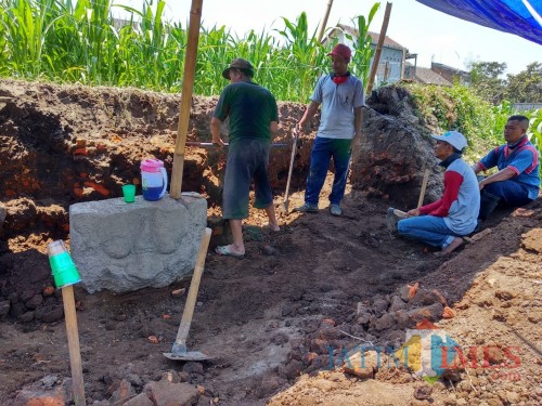 Penggalian situs candi gedog oleh BPCB Jatim.(Foto : Malik Naharul/BlitarTIMES)