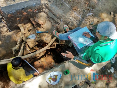 Penggalian situs Candi Gedog oleh BPCB Jatim.(Foto : Malik Naharul/BlitarTIMES)