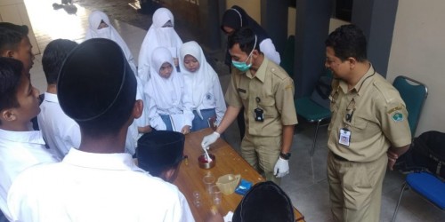 Tim kesehatan saat melakukan pelatihan dan pembinan di Ponpes Al Munawarroh, (Foto: Istimewa)