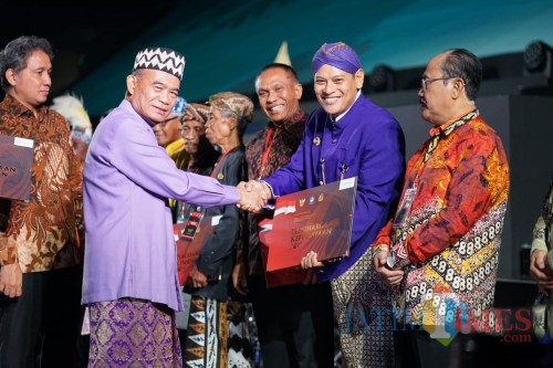 Wali Kota Kediri Abdullah Abu Bakar menerima Anugerah Kebudayaan dan Maestro Seni dari Menteri Pendidikan dan Kebudayaan. (ist)