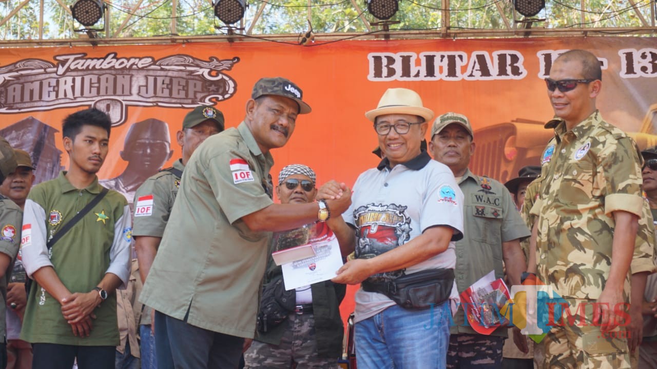 Bupati Blitar Rijanto memberi support penuh jambore American Jeep.(Foto : Malik Naharul/BlitarTIMES)