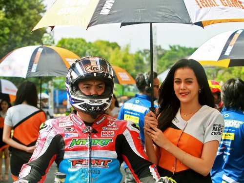 Doni Tata bersama umbrella girl sebelum memulai balapan (istimewa)