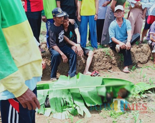 Jenazah Suharno Sebelum di evakuasi petugas / Foto : Istimewa / Tulungagung TIMES
