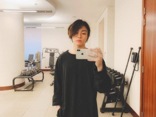Jungkook BTS dengan rambut gondrongnya (@BTS_twt)