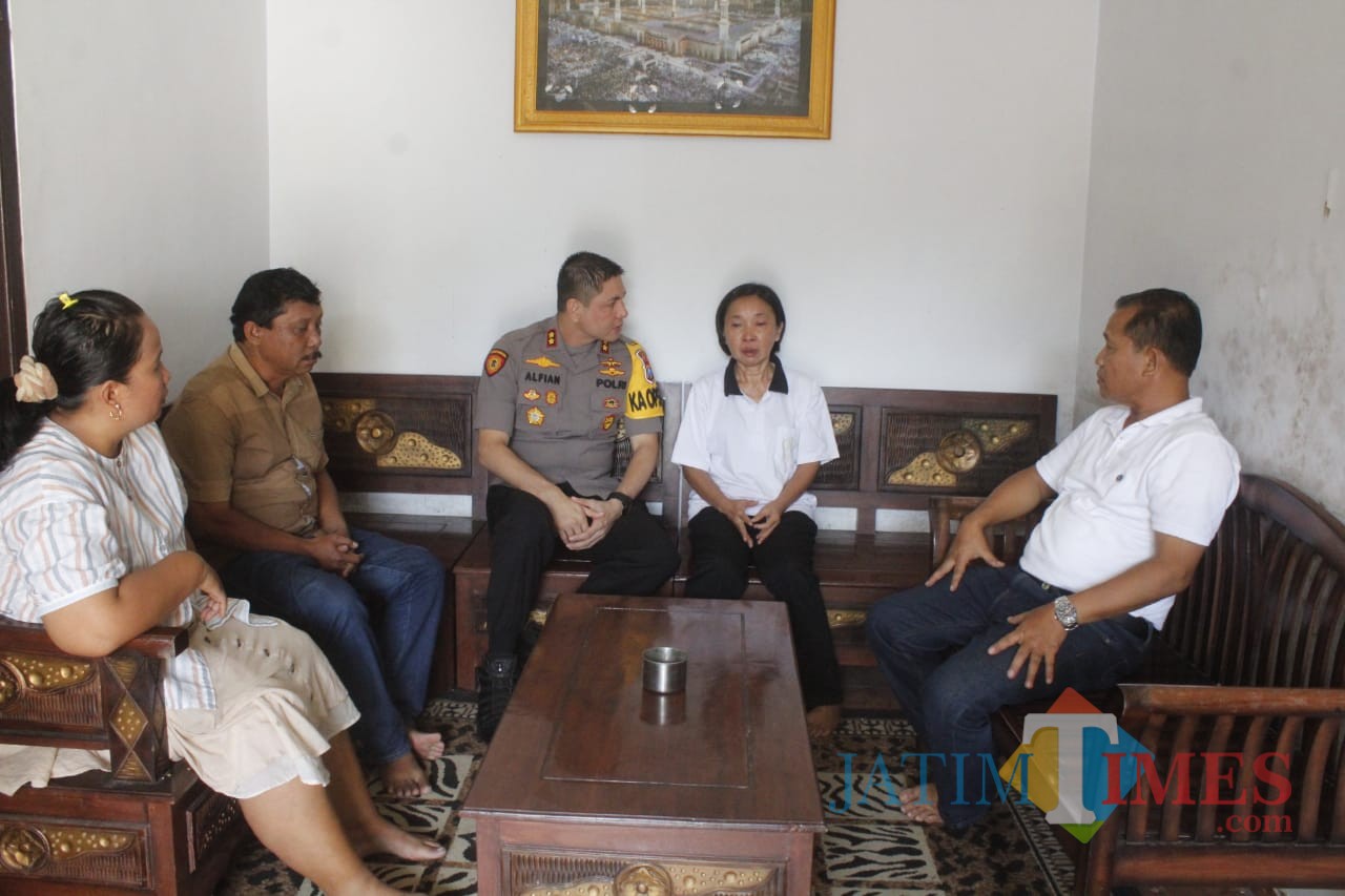 Kapolres Jember AKBP. Alfian Nurrizal saat menemui Musbach Chusnul Chotimah TKW yang ditelantarkan majikannya di Singkawang (foto : Danu P / JatimTIMES)