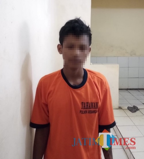 Fendi Ardianto tersangka beserta sepeda motor yang dijadikan sarana pencurian saat diamankan pihak kepolisian (Foto : Humas Polres Malang for MalangTIMES)