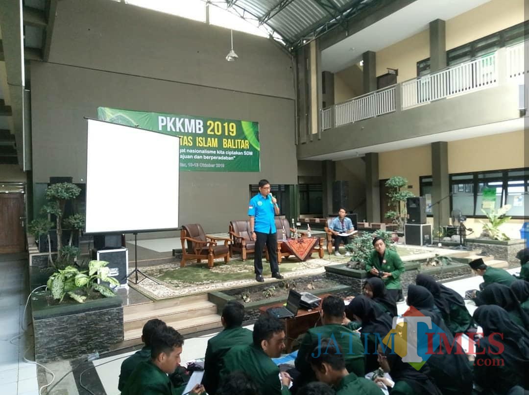 Kepala BNN Kab Blitar, AKBP Bagus Hari Cahyono memberikan paparan bahaya narkoba kepada Maba Unisba Blitar