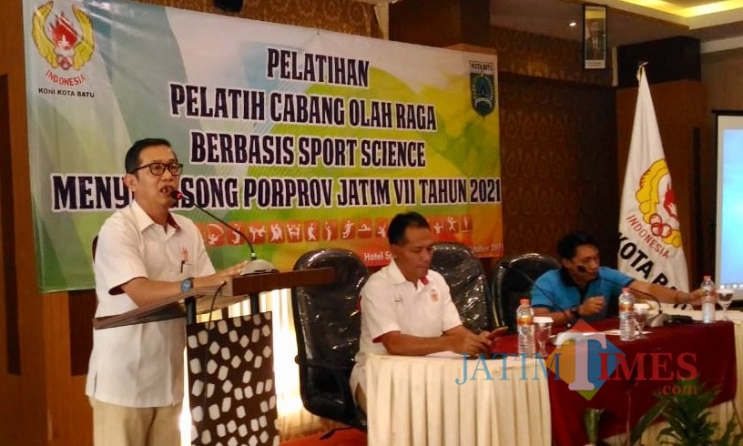 Ketua KONI Kota Batu, Mahfud saat memberikan sambutan di Hotel Spencer, Kecamatan Bumiaji.