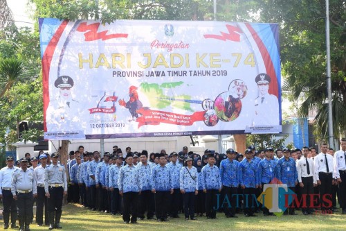 Para ASN dilingkungan Pemkot Kediri menggelar upacara dalam memperingati HUT ke-74 Provinsi Jawa Timur. (eko Arif s /JatimTimes)