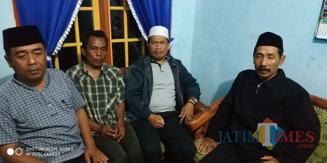 Pengungsi dari Wamena asal Sumberbaru saat diantar Camat Sumberbaru ke kediamannya (foto : istimewa / JatimTIMES)