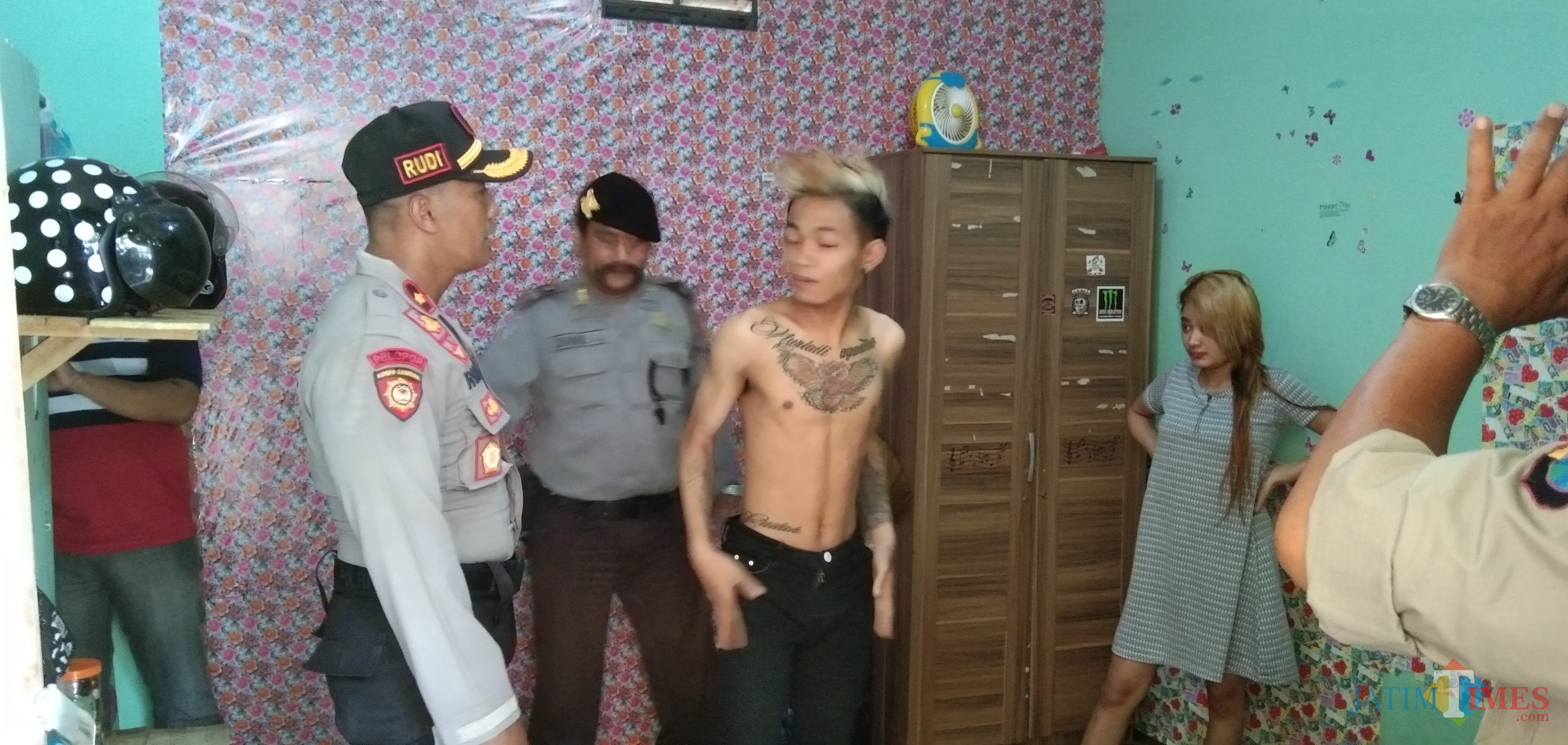 Kapolsek Tulungagung Kota, Kompol Rudi Purwanto saat memeriksa tempat kost (foto: Joko Pramono/ JatimTIMES)