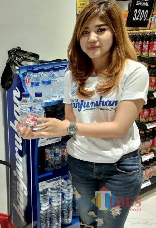 Salah satu SPG Air Minum Tirta Kanjuruhan saat promosikan produknya di beberapa swalayan yang ada di Malang (Foto : Facebook Air Minum Tirta Kanjuruhan)