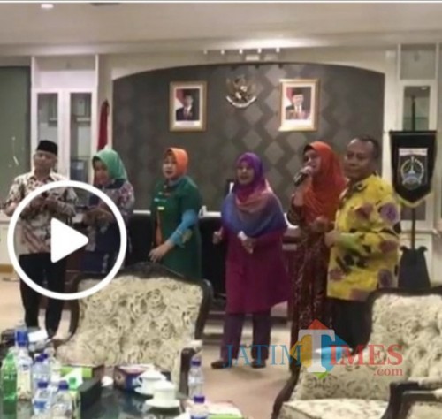 Sudarmo Seman (kanan) yang terlihat di video (screenshot Laksamana Comrader Caping)
