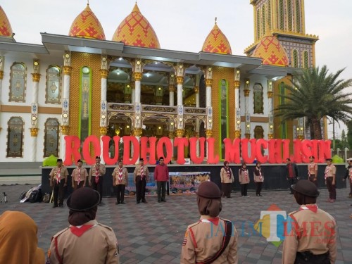 Acara pelepasan Kontingen Pramuka Kwarcab Jember oleh Wakil Bupati Jember Drs. KH. Abdul Muqit Arief (foto : Izza / JatimTIMES)