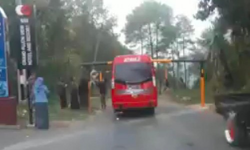 Salah satu elf menyangkut di portal di jalan Rajekwesi Klemuk, Dusun Songgoriti, Kelurahan Songgokerto, Kecamatan Batu. (Foto: istimewa)