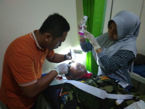 Anggota Banser yang menjadi korban penggroyokan dirawat di Puskesmas Bandung (ist)