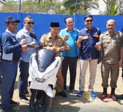 Kepala DPKPCK Kabupaten Malang Wahyu Hidayat (dua dari kanan) bersama Bupati Malang Sanusi (naik motor matik) serta pejabat Kabupaten Malang. (for MalangTimes)
