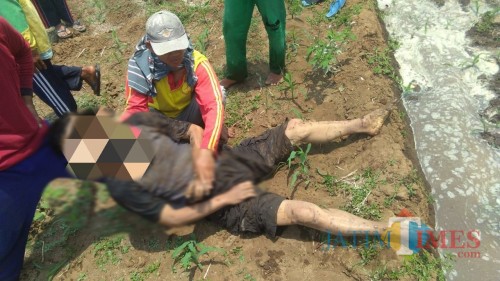 Kondisi sesaat setelah Suharno ditemukan di sawah dalam keadaan tak bernyawa. / Foto : Istimewa / Tulungagung TIMES
