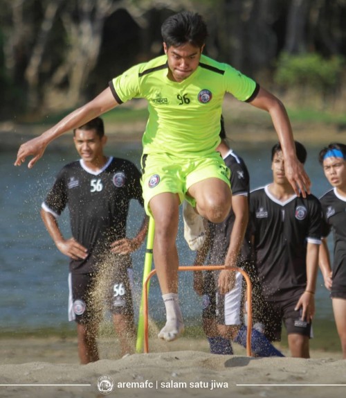 Kurniawan Kartika Ajie (kanan)ketika menjalani latihan di pantai (official Arema FC)