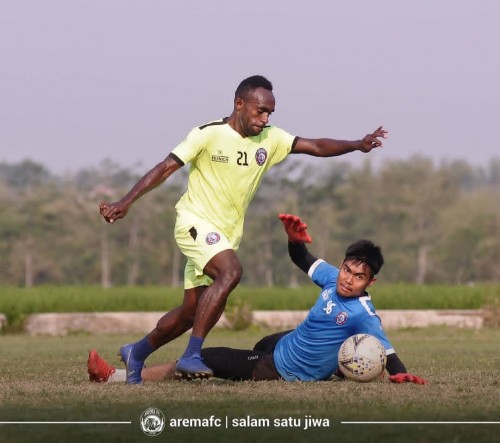 Kurniawan Kartika Ajie (kanan)ketika menjalani latihan (official Arema FC)