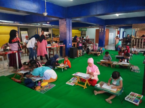 Anak-anak tengah mengikuti lomba menggambar pada Ajang Kreativitas Anak Indonesia Bersama Terminal Kopi Malang. (Anggara Sudiongko/MalangTIMES)