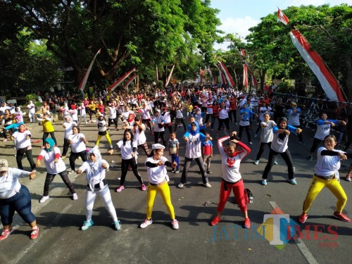 Peserta senam bersama memadati area parkir timur Alun-Alun Tulungagung. / Foto : Anang Basso / Tulungagung TIMES
