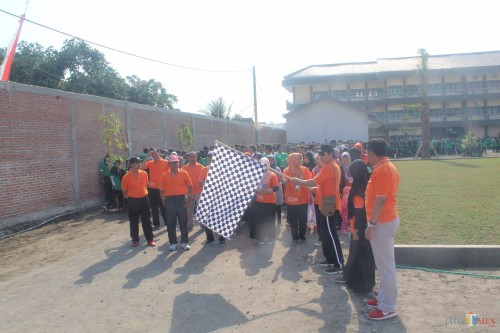 Pemberangkatan jalan sehat PKKMB oleh Wakil Rektor III Unisba Hery Suprayitno.(Foto : Aunur Rofiq/BlitarTIMES)