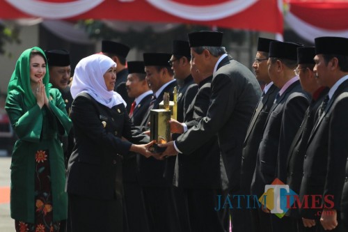 Sekda Kota Kediri Budwi Sunu menerima penghargaan Destana Award 2019 dari Gubernur Jawa Timur. (ist)