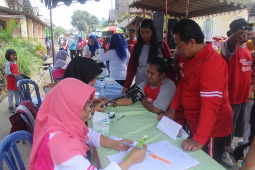 Warga Desa Sanankulon antusias ikuti pengobatan gratis.(Foto : Aunur Rofiq/BlitarTIMES)
