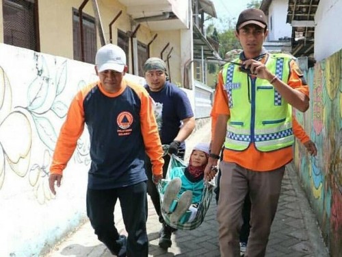 Warga kelurahan temas saat melakukan simulasi bencana di area Kampung Ekologi Kelurahan Temas beberapa saat lalu.