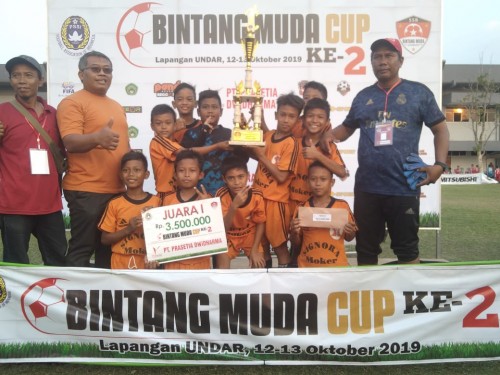 Penyerahan trofi juara 1 ke Hanza FC Mojokerto pada kejuaraan sepak bola Bintang Muda Cup ke-2. (Foto : Adi Rosul / JombangTIMES)