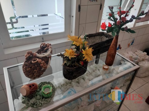 Beberapa kerajinan dari hasil olahan limbah popok sekali pakai di Puskesmas Polowijen (Arifina Cahyanti Firdausi/MalangTIMES)