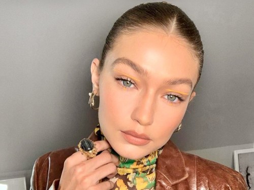 Eyeliner yang dipoleskan Gigi Hadid berada di lipatan kelopak mata warna kuning. (Foto: instagram @gigihadid)