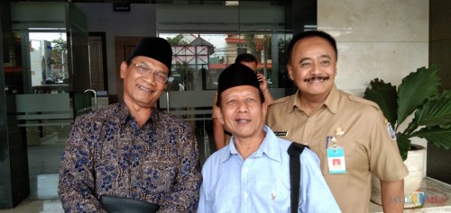 Ahmad Budiyanto (tengah) saat di Mapolres Tulungagung (foto : Joko Pramono/JatimTIMES)