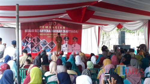 Wakil Bupati Jember Drs. KH. Abdul Muqit Arief pada acara pembagian rastrada di Kecamatan Umbulsari (foto : Ayunk / JatimTIMES)