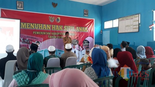 Wakil Bupati Jember saat memberikan sambutan tentang pentingnya KIA kepada orang tua penerima (foto : Ayunk / JatimTIMES)