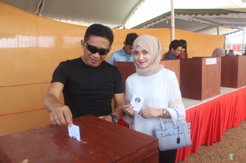 Wabup Marhaeinis UW dan keluarga nyobolos Pilkades di TPS Desa Bendosewu.(Foto : Aunur Rofiq/BlitarTIMES)