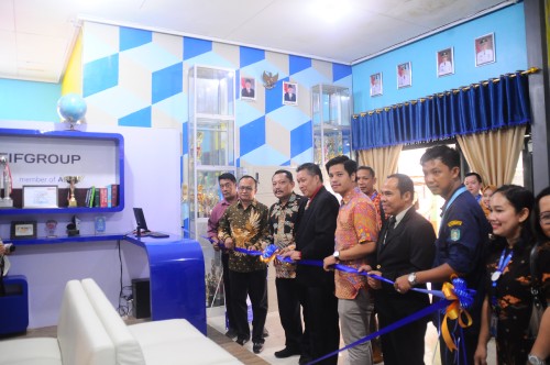 Kinalson Tarigan selaku Corporate Social Responsibility Department Head (Kanan) memberikan simbolis berupa reading corner pada SMKN 2 Singkawang